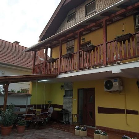 Bazsi Apartman ไฮจ์ดุสโซบอสโล ภายนอก รูปภาพ