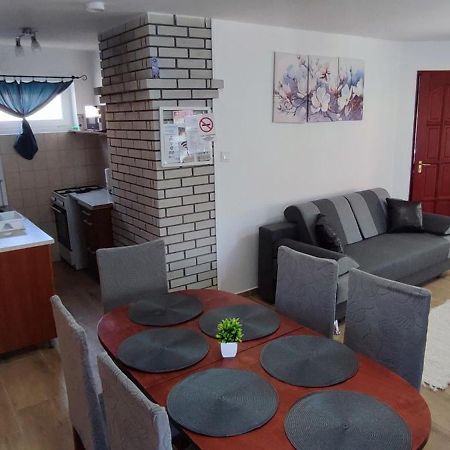 Bazsi Apartman ไฮจ์ดุสโซบอสโล ภายนอก รูปภาพ