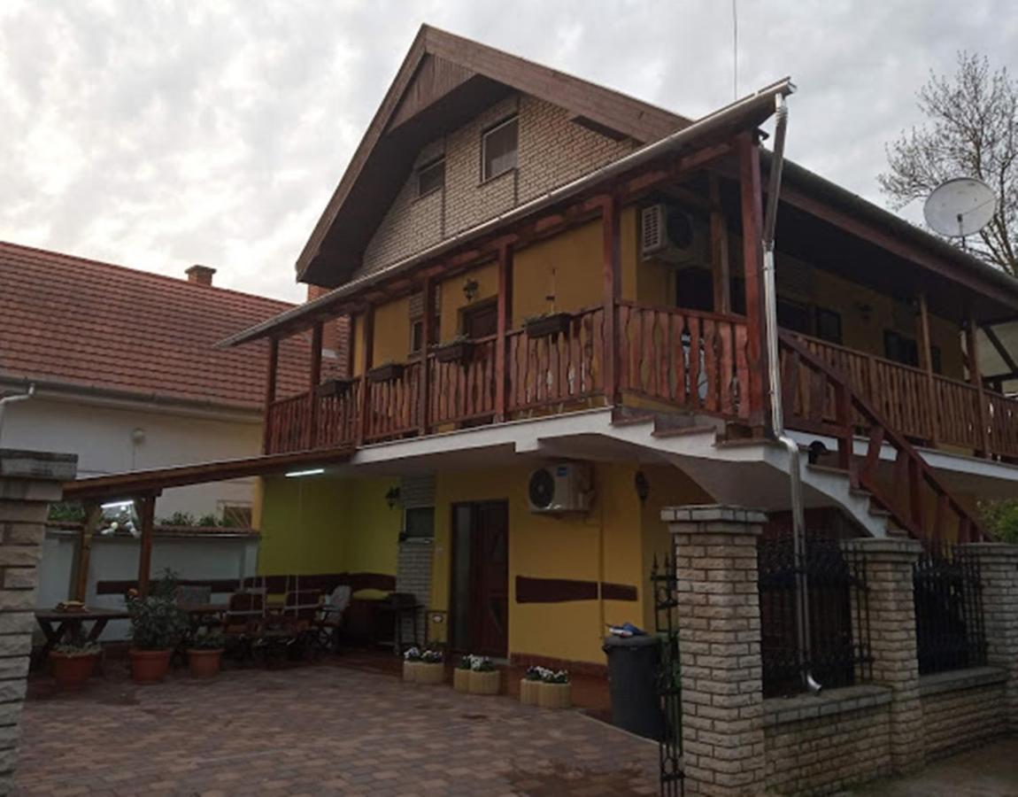 Bazsi Apartman ไฮจ์ดุสโซบอสโล ภายนอก รูปภาพ
