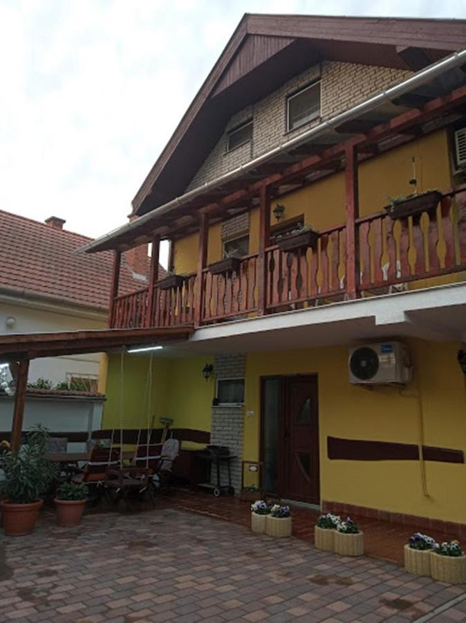 Bazsi Apartman ไฮจ์ดุสโซบอสโล ภายนอก รูปภาพ