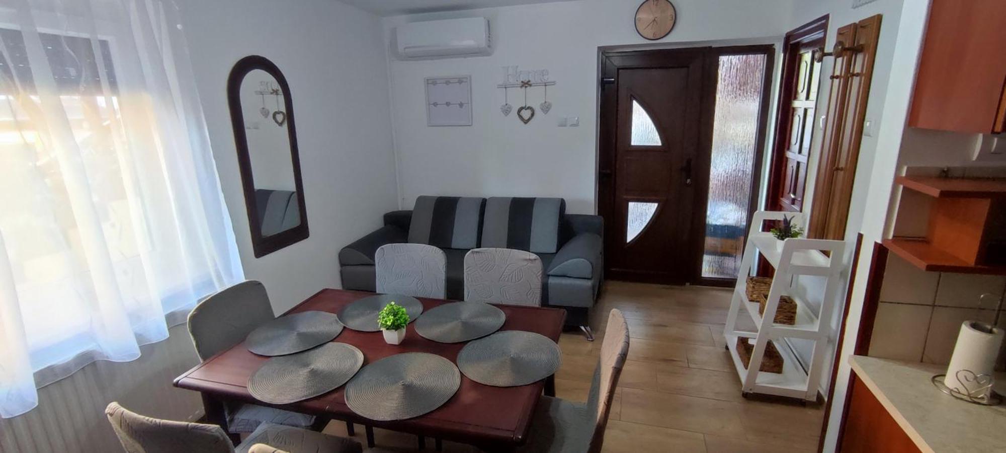 Bazsi Apartman ไฮจ์ดุสโซบอสโล ภายนอก รูปภาพ