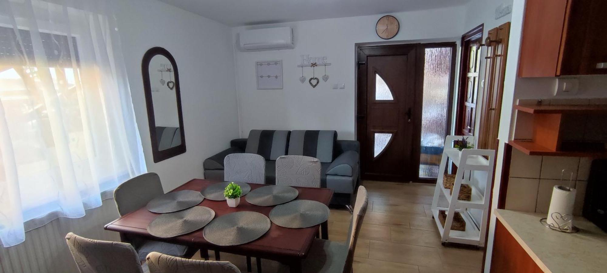 Bazsi Apartman ไฮจ์ดุสโซบอสโล ภายนอก รูปภาพ