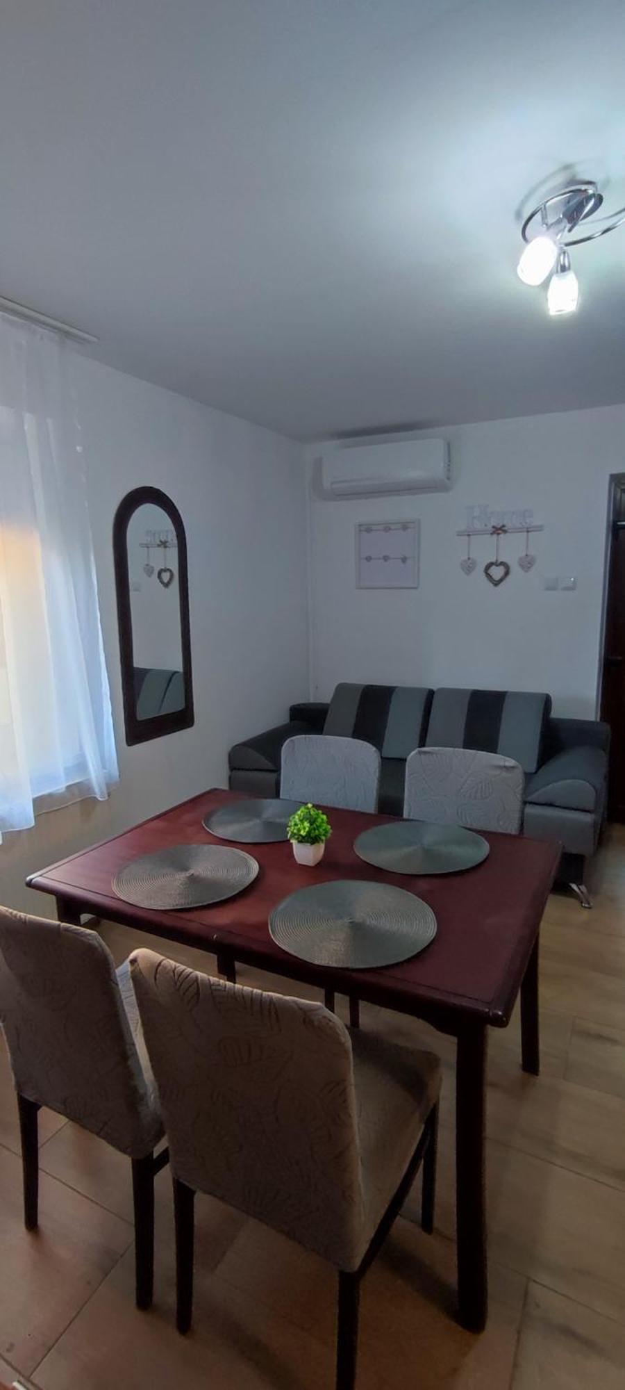 Bazsi Apartman ไฮจ์ดุสโซบอสโล ภายนอก รูปภาพ