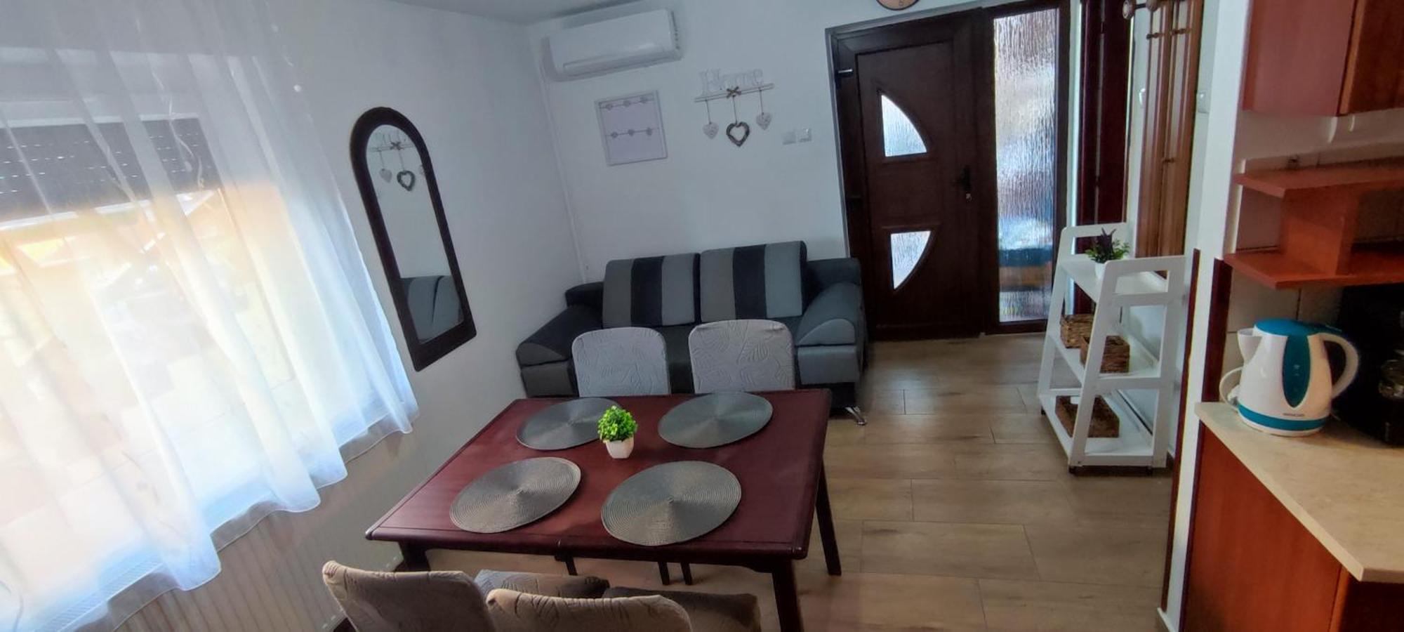 Bazsi Apartman ไฮจ์ดุสโซบอสโล ภายนอก รูปภาพ