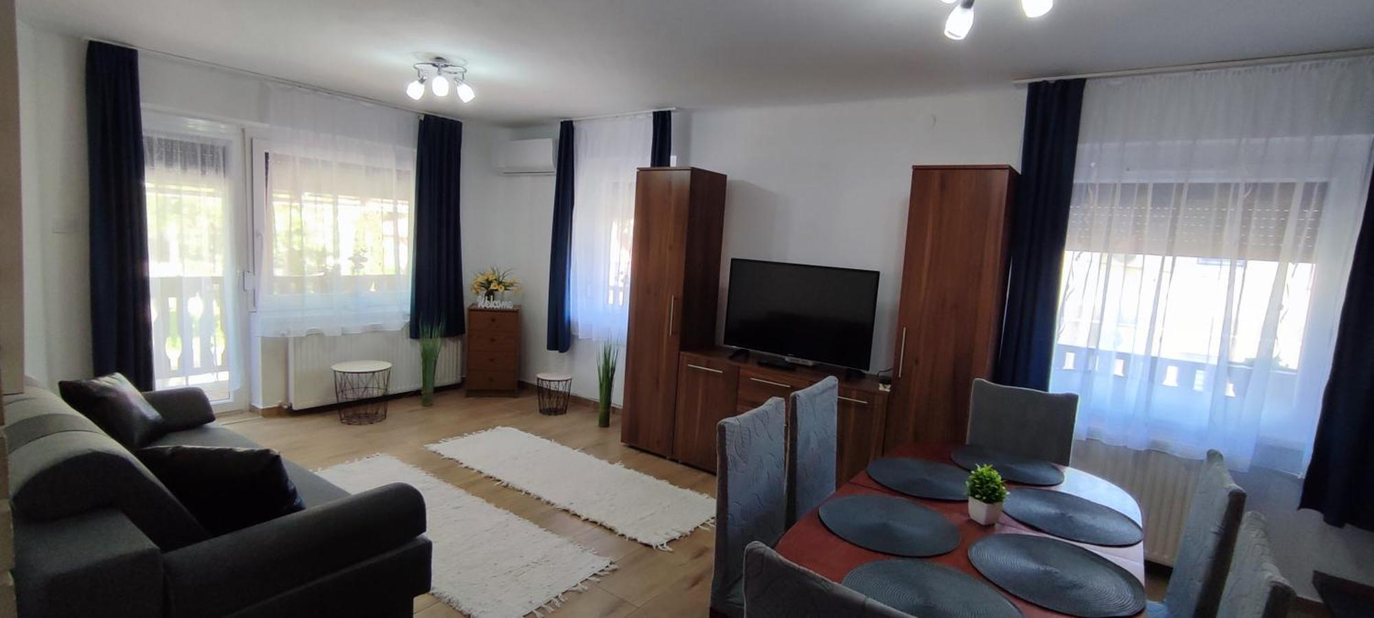 Bazsi Apartman ไฮจ์ดุสโซบอสโล ภายนอก รูปภาพ