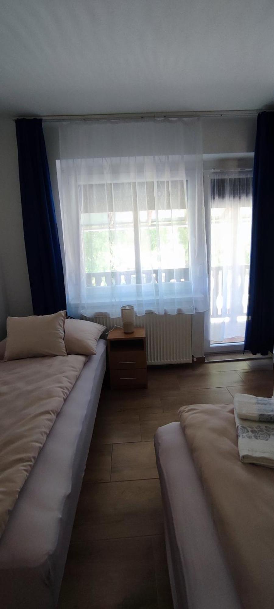 Bazsi Apartman ไฮจ์ดุสโซบอสโล ภายนอก รูปภาพ