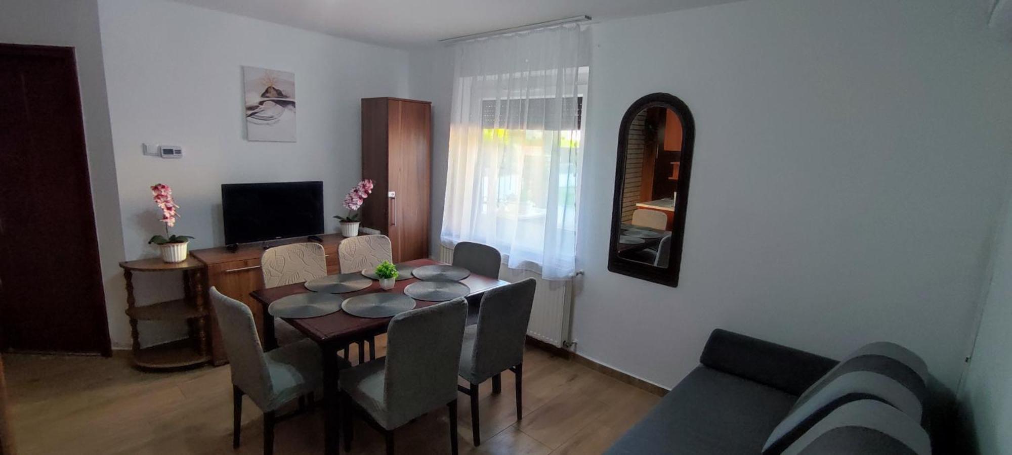 Bazsi Apartman ไฮจ์ดุสโซบอสโล ภายนอก รูปภาพ