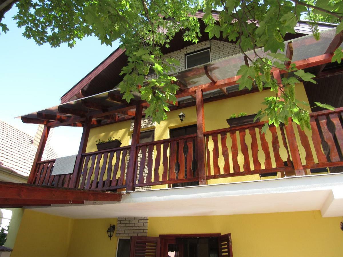 Bazsi Apartman ไฮจ์ดุสโซบอสโล ภายนอก รูปภาพ